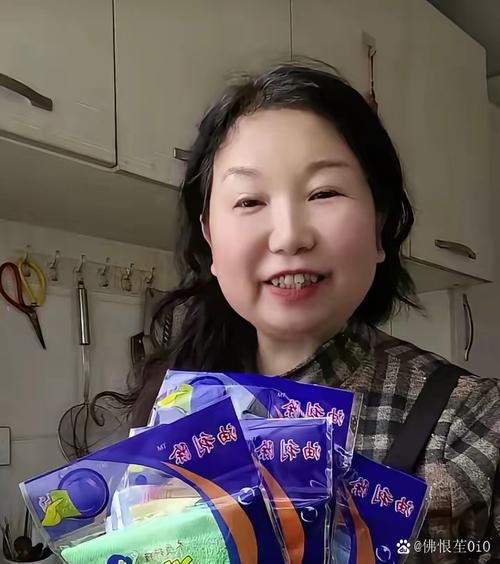 上手把玩自家乖巧牡丹鳥,全程溫柔互動,小鳥穩穩站掌心看鏡頭,模樣軟